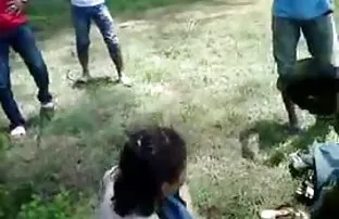 XXX సెక్సీ లేడీ చేరుకుంది అప్ ఒక వ్యక్తి తో పెద్ద పురుషాంగం