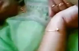 XXX Spread her legs wide apart చిక్ వ్రేలాడుదీస్తారు ఆమె పూకు మొడ్డ