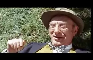 XXX పోడియంను చూపిస్తుంది గుండు పుస్సీ మరియు Tits