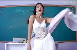 XXX వ్యక్తి విసిరారు ఒక యువ విద్యార్థి సెక్స్ కోసం