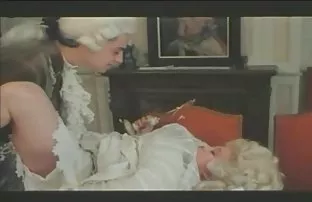 XXX వ్యక్తి ఉంచుతుంది. తన మొడ్డ లో గడ్డం పుస్సీ మరియు గాడిద బ్యూటీ