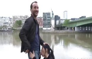 XXX బ్రహ్మాండమైన ధెంగడమ్ రెండు పిల్లలు మంచం మీద