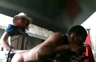 XXX లేత అమ్మాయి ఉద్రేకంతో చూపిస్తుంది తన అనుభవం లో సెక్స్