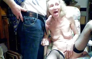 XXX అనుభవం నల్లటి జుట్టు గల స్త్రీని సంతోషాన్ని తో బెడ్ యువ మాకో