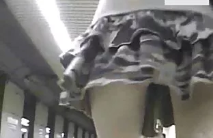 XXX పాత తాత ఇబ్బంది పెట్టాడు తన ఇంటి యజమానురాలు మరియు ఆమె యువ కుమార్తె