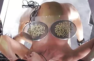 XXX చూపించాడు. టాటూ మీద ముడ్డి పట్టింది మరియు ఒక భారీ గొట్టం