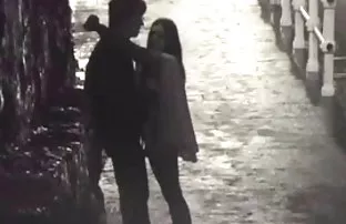 XXX రొమ్ములు అందం Masturbates జుట్టుతో పూకు లో వుడ్స్