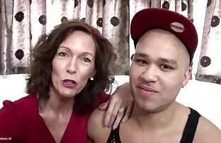 XXX బ్యూటీ Fucks ప్రియుడు సమీపంలో పూల్