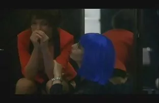 XXX చూపించాడు. అన్ని ఆమె అందాలకు లాకర్ గదిలో కెమెరా