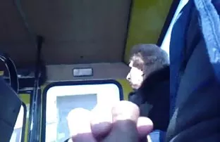 XXX బ్యూటీ caresses గుండు పుస్సీ వేళ్లు తో