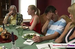 XXX మహిళ నిద్రించి the young boy who అప్పుడు pissed on పతిత