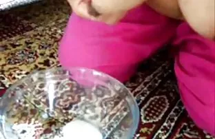 XXX నల్లటి జుట్టు గల స్త్రీని నిజంగా సెక్స్ కలిగి కోరుకున్నారు, అతను ఆమె సహాయం