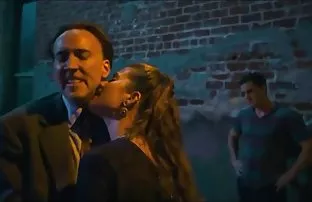 XXX ముగ్గరితో సెక్స్ యువ మరియు పెద్దలకు నల్లటి జుట్టు గల స్త్రీని