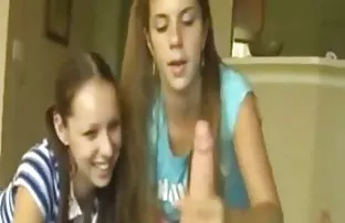 XXX చేస్తుంది ప్రేమ తో సెక్సీ నల్లటి జుట్టు గల స్త్రీని మరియు లాగి ఆమె ఛాతీ