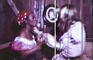 XXX అందంగా రష్యన్ పతిత రైడింగ్ ఒక వ్యక్తి కూర్చున్నారు. సెక్స్ మీద తన మొడ్డ