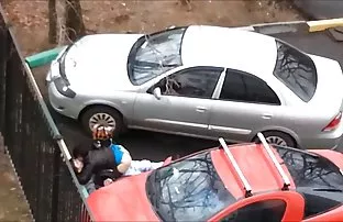 XXX సెక్సీ ఆడవారు అంటుకునే పురుషాంగము వంటి పరికరము వారి బిగువైన ముడ్డి