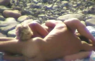 XXX పరిపక్వ కలిగి లేడీస్ తో Threesome ఒక యువ గై అప్ కప్పుతారు