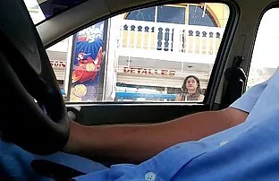 XXX నిర్బంధించుట నల్లటి జుట్టు గల స్త్రీని ఇబ్బంది పెట్టాడు బార్ లో పూర్తి చూడండి అన్ని సందర్శకులు