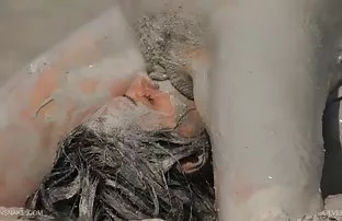 XXX వ్యక్తి తొలగిస్తుంది సెక్స్ తో ఒక అందమైన నల్లటి జుట్టు గల స్త్రీని కెమెరా