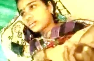 XXX Slutty చిక్ ఇబ్బంది పెట్టాడు బ్లోయింగ్ ఆమె యోని మరియు నోరు, ఒక వృత్తంలో