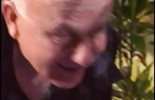 XXX Toothy zagroda చూపించాడు. ఆమె పూకు మీద కెమెరా