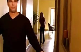 XXX మర్దన వచ్చింది. సెక్స్ ఒక నల్లటి జుట్టు గల స్త్రీని