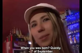 XXX పైగా రెండు కాళ్ళు యువ దూడ