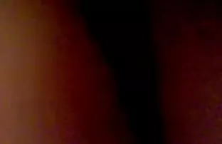 XXX మమ్మీ యొక్క కోచ్ కలిగి మరియు ఆమె యువ కుమార్తె సుమారు నాటడం ఆమె యోని లో గుడ్లు