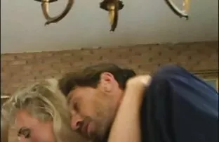 XXX అందమైన సెక్స్ లో కార్యాలయం తో ఒక మనోహరమైన నల్లటి జుట్టు గల స్త్రీని