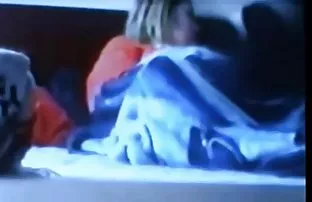 XXX అతి అందమైన రాగి జుట్టుగల వ్యక్తి నిలబడి క్యాన్సర్ మూలుగుల బిగ్గరగా