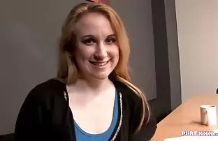 XXX యువ పసికందు licks హెయిరీ పుస్సి ప్రియురాలు