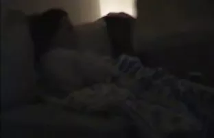 XXX చాలు క్యాన్సర్ సోఫా మీద రష్యన్ అమ్మాయి మరియు ఆమె ఇబ్బంది పెట్టాడు గాడిద