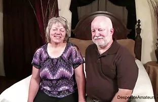 XXX కర్లీ చాలా హోర్నీ అమ్మాయి Fucks వద్ద రంధ్రం