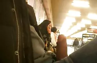 XXX నీగ్రో ఇతర క్యాపిటల్ బర్నింగ్ నల్లటి జుట్టు గల స్త్రీని