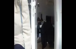 XXX సెక్సీ అందమైన పడుచుపిల్ల కాళ్ళు వ్యాపిస్తుంది మరియు ప్రదర్శనలు పూకు