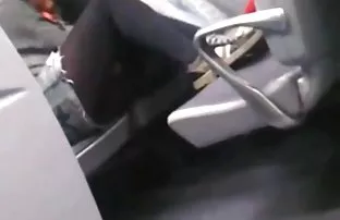 XXX బ్లాండ్ నల్లటి జుట్టు గల స్త్రీని ఆమె ఆరుబయట